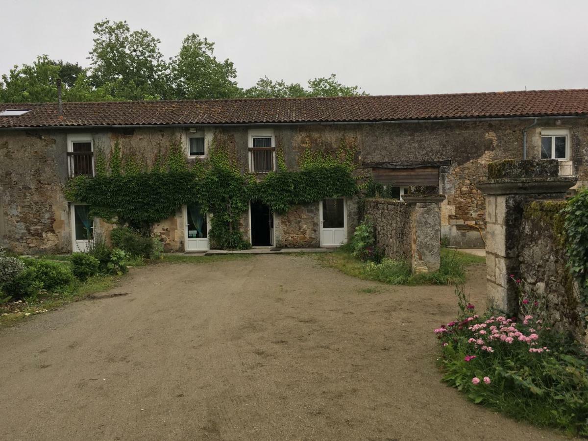 Ferme Gite Equestre En Charente Confolens Exterior photo